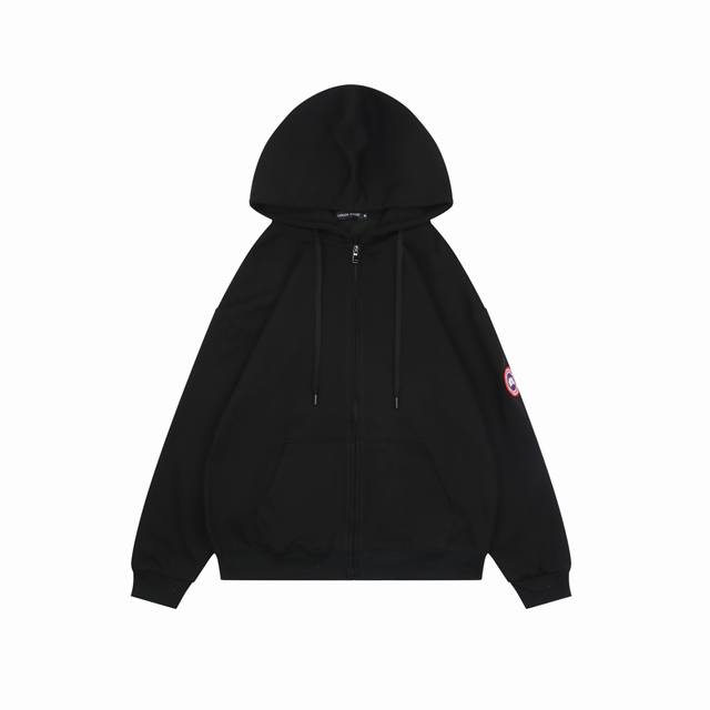 290 85-4大鹅袖标连帽外套选用高克重卫衣布，份量感十足，肌理清晰可见，触感厚实却不厚重，上身即享沉稳质感，不仅柔软舒适是基础，更在透气与保暖之间取得精妙平