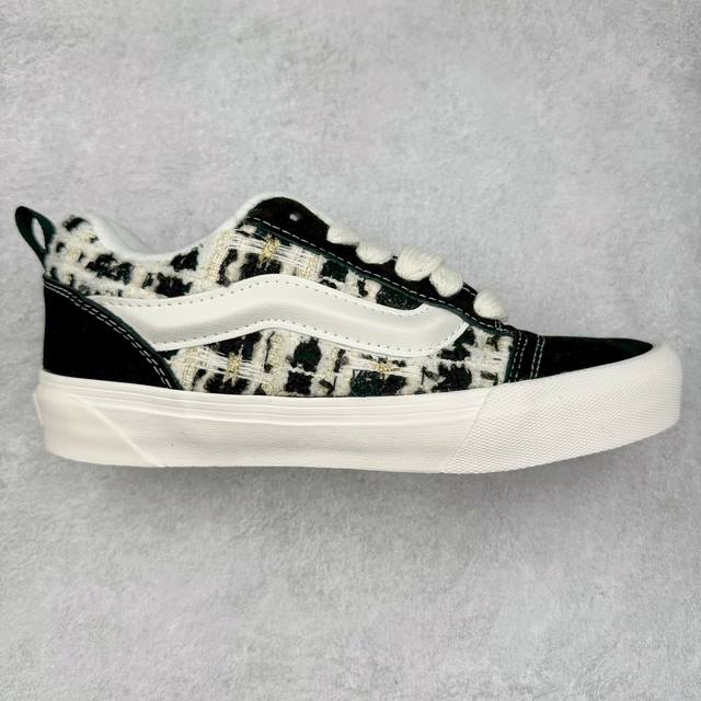 180Vans Knu Skool 小香风奶牛白舒适时尚防滑耐磨低帮休闲面包鞋以简约优雅为特点，采用粗花呢、毛呢等质感面料，搭配金属链条、菱格纹或珍珠等经典装饰