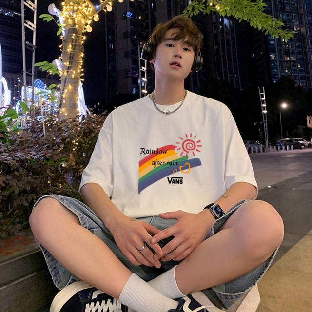 70。Vans 万斯 夏季专柜限定“彩虹”印花纯棉圆领短袖T恤上衣，男女同款。手感亲肤柔软舒适透气宜 ，搭配字母涂鸦印花设计，再加上万斯经典Logo小标，简直