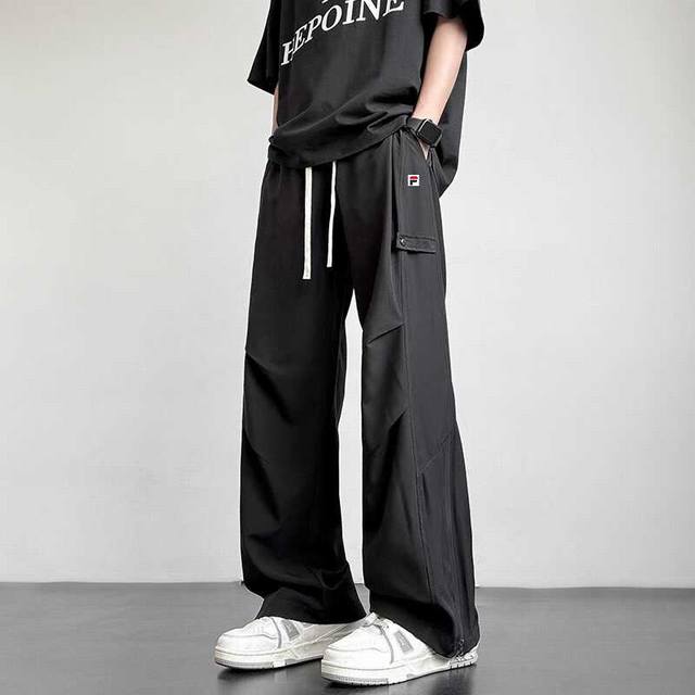 110。Fila 斐乐夏季同色拼接敞口户外锦氨工装裤高街冲锋裤。这款裤子绝对是衣柜里最出色的一款，，绝对超高品质，绝对让你爱不释手。慵懒又不失高级，新型锦氨，