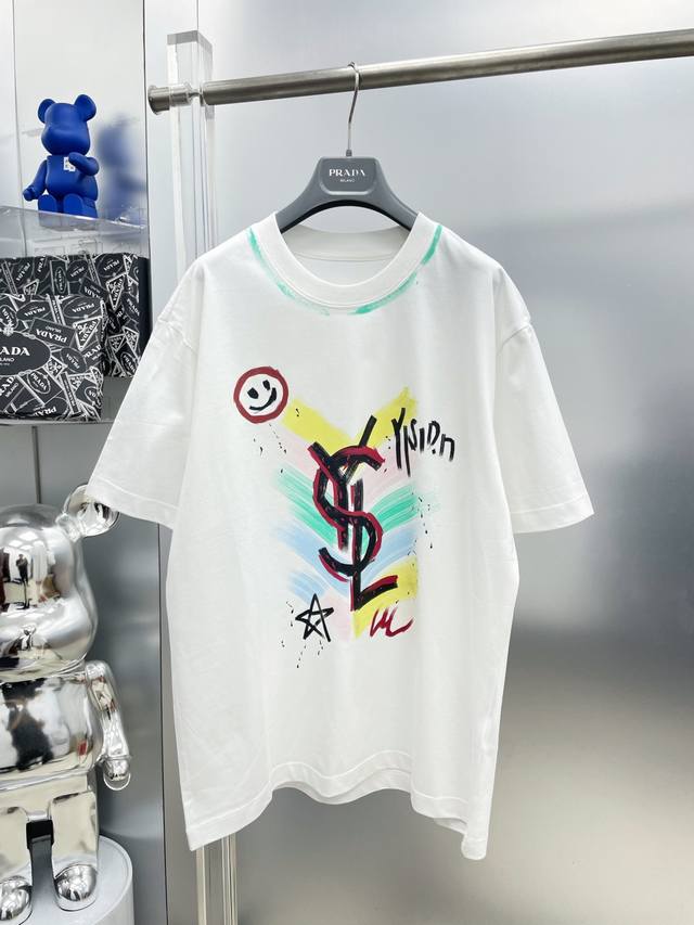 p140 Ysl 圣罗兰 高克重 2026夏季新款手绘涂鸦字母Logo最新品短袖 Dd 专柜同步有售，原单狠货，时尚进口原版科技面料，上身舒适透气，原版定制五金