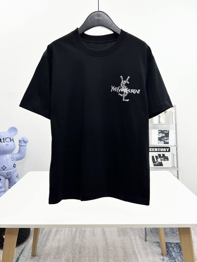p210 Ysl 三标齐全。 2026夏季新款最新品短袖T恤，专柜同步有售，原单狠货，时尚进口原版科技面料，上身舒适透气，原版定制五金辅料，上身帅气有型，三标齐