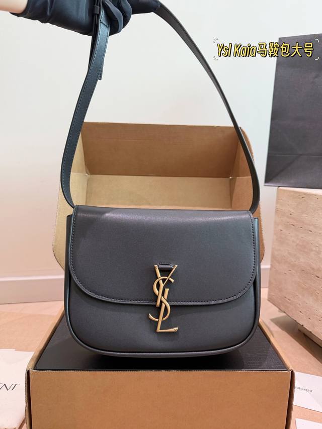 p210 p200Ysl Kaia马鞍包Ysl Kaia系列小号马鞍包，黑色牛皮+金色Ysl标志，复古又现代。大号18×15.5×5.5Cm，小号15×13×4