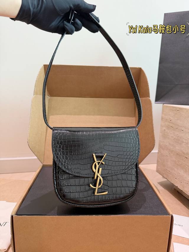 p210 p200Ysl Kaia马鞍包Ysl Kaia系列小号马鞍包，黑色鳄鱼压纹牛皮+金色Ysl标志，复古又现代。大号18×15.5×5.5Cm，小号15×