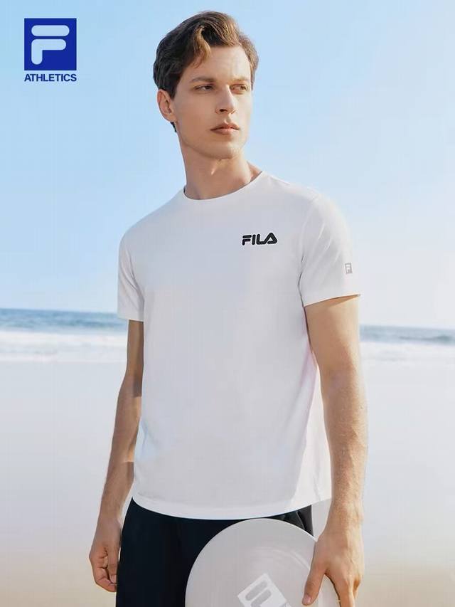 1002026年新款Fila 斐乐 字母款手感超舒适男女同款短袖上衣这一次，我们为男女情侣们精心准备了多款时尚、百搭的黑色和白色字母短袖，让你们在炎炎夏日中尽显