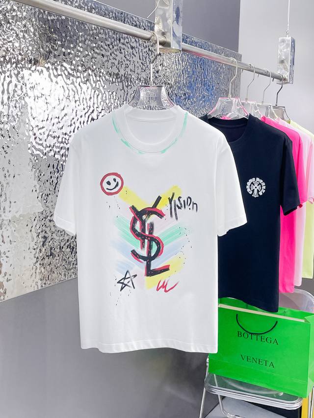 p140 圣罗兰 三标齐全。 2026夏季新款最新品短袖T恤，专柜同步有售，原单狠货，时尚进口原版科技面料，上身舒适透气，原版定制五金辅料，上身帅气有型，三标齐