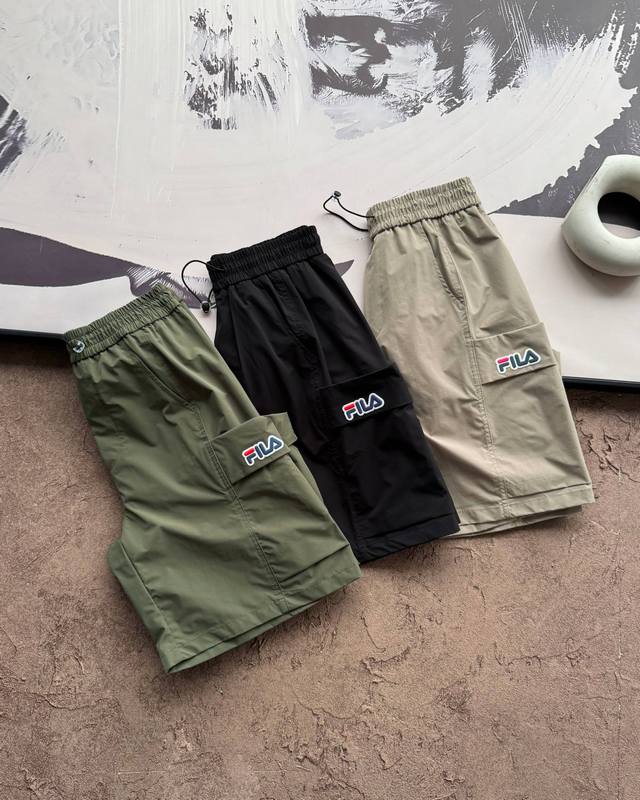 上新120Fila 斐乐夏季季新品速干梭织短裤摒弃繁冗，回归纯粹的功能主义美学。 独家定织 呼吸的肌理甄选含 Lycra 梭织格纹面料，赋予衣物立体的视觉层次。