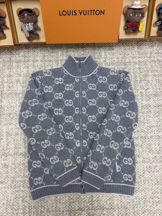 p470 Gucci古驰 Fw24 Logo印花满印拉链立领长袖针织衫码数S M L Xl