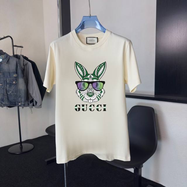 p100 Gucci~古驰 2026新款高品质圆领短袖T恤 定制定染,手感非常舒服 超级百搭好看的一款短袖 三标齐全 非市场普通版本 随意对比 品质绝对保证! p100 Gucci~古驰 2026新款高品质圆领短袖T恤 定制定染,手感非常舒服 超级百搭好看的一款短袖 三标齐全 非市场普通版本 随意对比 品质绝对保证!