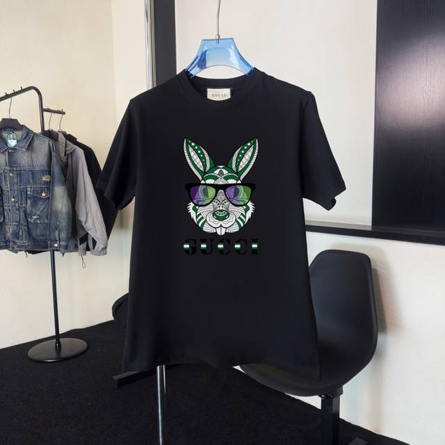 p100 Gucci~古驰 2026新款高品质圆领短袖T恤 定制定染,手感非常舒服 超级百搭好看的一款短袖 三标齐全 非市场普通版本 随意对比 品质绝对保证! p100 Gucci~古驰 2026新款高品质圆领短袖T恤 定制定染,手感非常舒服 超级百搭好看的一款短袖 三标齐全 非市场普通版本 随意对比 品质绝对保证!