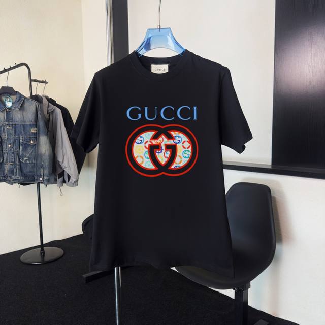 p100 Gucci~古驰 2026新款高品质圆领短袖T恤 定制定染,手感非常舒服 超级百搭好看的一款短袖 三标齐全 非市场普通版本 随意对比 品质绝对保证! p100 Gucci~古驰 2026新款高品质圆领短袖T恤 定制定染,手感非常舒服 超级百搭好看的一款短袖 三标齐全 非市场普通版本 随意对比 品质绝对保证!