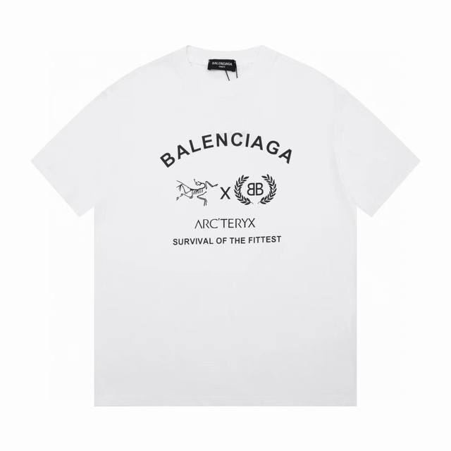 p100 Arc&Ba*Ga 始祖鸟与巴黎世家联名短袖T恤胸前黄色品牌标志印花，潮酷时尚，数码印花，270G双沙纯棉面料 舒适透气经典百搭不过时，时尚有活力，男