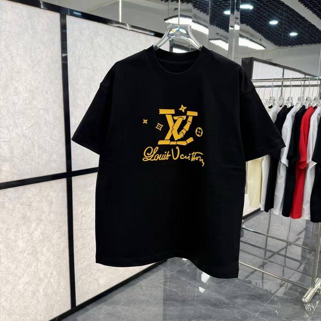2026 早春 L路易100面料:纯棉26支双纱克重:320G尺码：Xs S M L Xl 工艺: 印花版型:欧版 宽松 落肩款式:男女同款颜色:黑色 白色 特