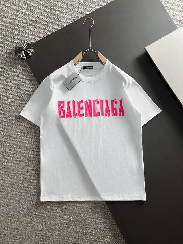 1002024早春新款 重磅推出260克高密度短袖 Balenciaga 巴黎世家 走秀款 个性立体压胶 男女同款 采用进口定制定染面料上身保暖密度强 后领锁链