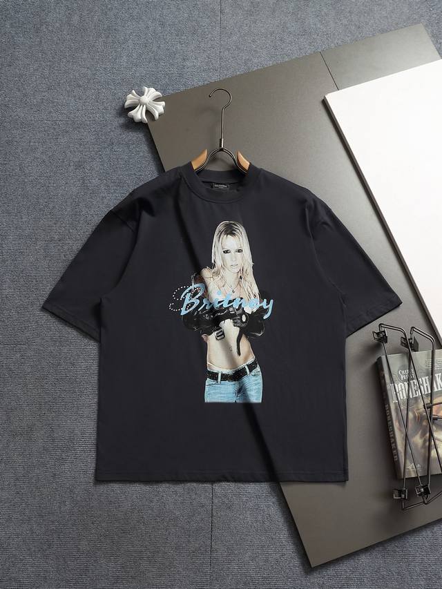 p130 Balenciaga 巴黎世家 2026联名音乐制作合作款Logo标识精致升级，灵感源自八十年代复古原版面料 官方同款 短袖T恤定制320克同缸染面料