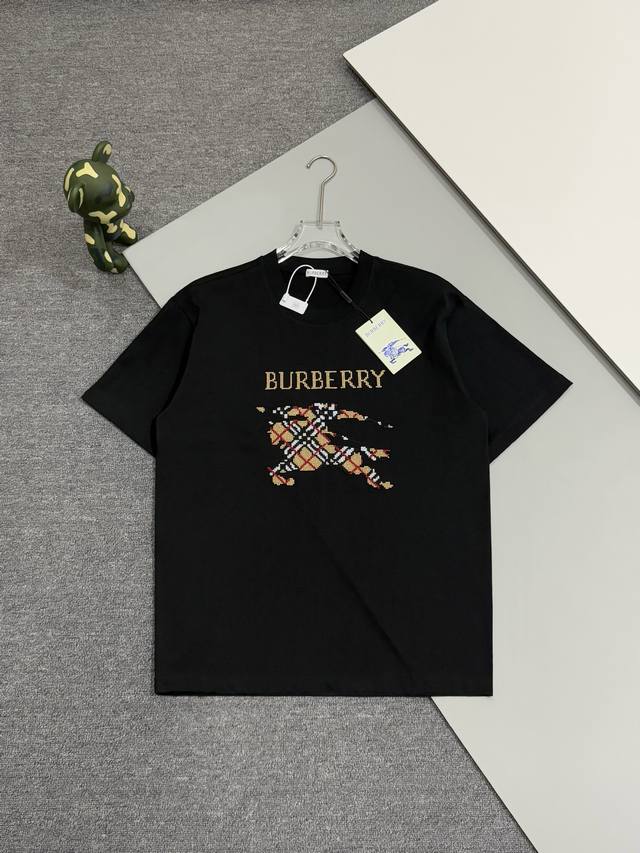 p110 [高版本] Burberry 巴宝莉 圆领短袖T恤胸前战马十字绣绣花工艺，装饰十字绣工艺打造的品牌徽标，融入格纹马术骑士徽标设计。面料洗水32支280
