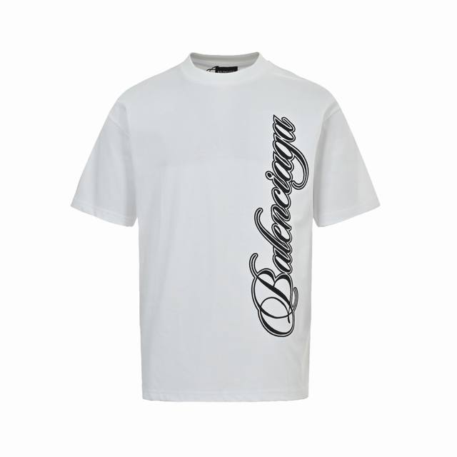本地自取：160Balenciaga 巴黎世家 竖字母刺绣短袖采用定制面料。添加杜邦公司26支双纱平纹320克重，棉线经过反复处理，移除劣质段粗纤维和杂质，只留
