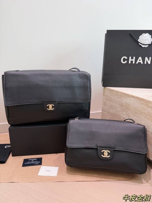 p490 p440 Chanel 26S Maxi Flap Bag, black and gold, made of pebbled calfskin lea