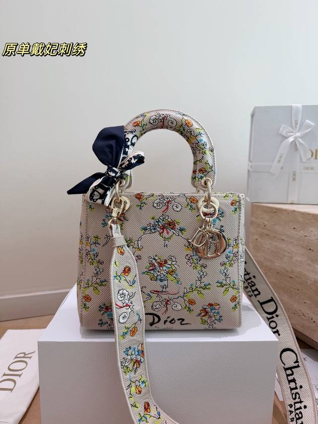 Original fabric p440 Dior Lady D-Lite embroidered bag, featuring the iconic Prin