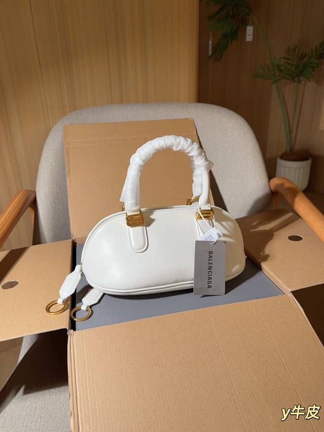 440 calfskin Balenciaga 26Ss bowling bag! Shell bag! Shoulder/crossbody style! D