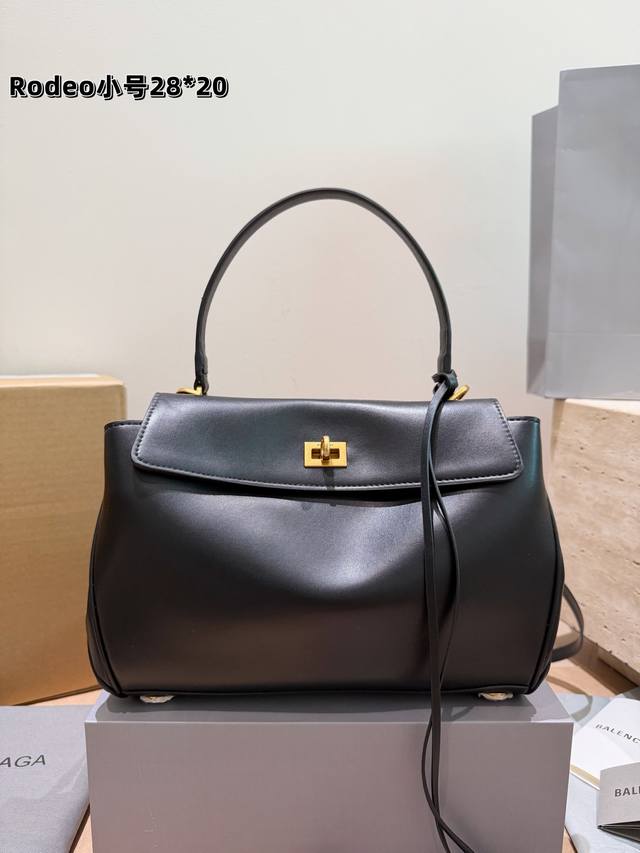 Top-quality replica Balenciaga Rodeo tote bag (p360). Even petite women can rock