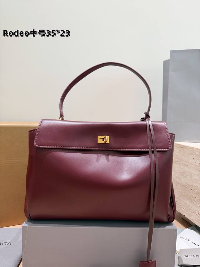 Top-quality replica Balenciaga Rodeo tote bag (p380). Even petite women can rock