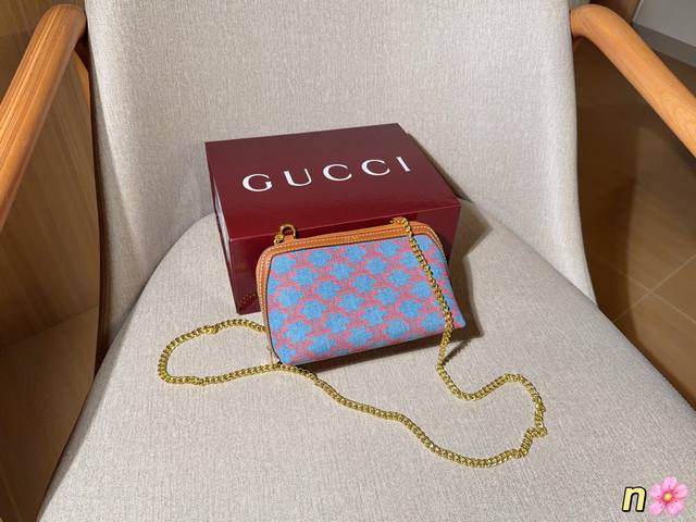 210 Celine Summer Limited Edition Shell Chain Crossbody Bag! Dimensions: 18