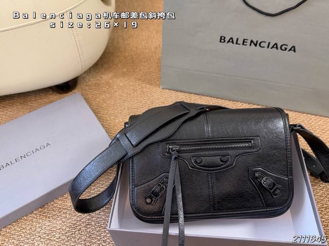 p270 配盒 Size:26×19Balenciaga巴黎世家机车邮差包斜挎包手提斜挎都Ok，日常出街超百搭。拉链铆钉细节，机车风满满内部空间虽小但能装下日常