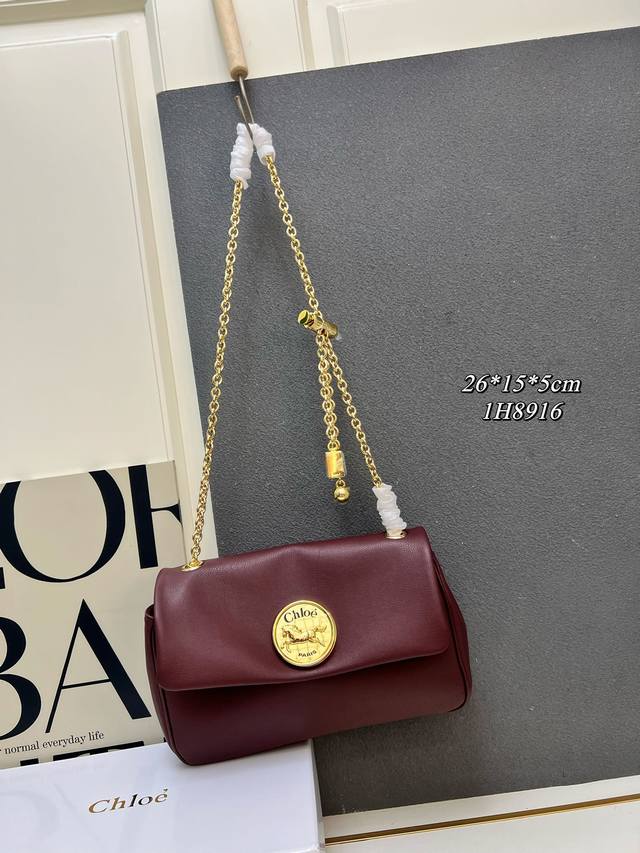 720¥p 配礼盒,新款原单品质 爆款无疑#Chloe 克洛伊,链条可调节长短,牛皮材料,容量大,明星同款,型号:1H8916# 尺寸:26X15.5X5Cm 720¥p 配礼盒,新款原单品质 爆款无疑#Chloe 克洛伊,链条可调节长短,牛皮材料,容量大,明星同款,型号:1H8916# 尺寸:26X15.5X5Cm