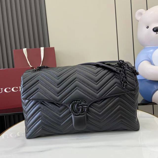 p1730。 配全套原厂专柜包装 2025秋冬系列, 品牌标志性Gg Marmont系列匠心融蕴经典双G元素和切面链式包带，缔就柔软不失挺括的廓形设计。这款单品