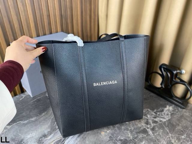 p210 无盒Balenciaga巴黎世家Everyday 通勤托特包 走秀同款 独特的黑色皮质手柄与包面黑色边框完美融合一体 设计简单新颖 相当有质感 很厚实