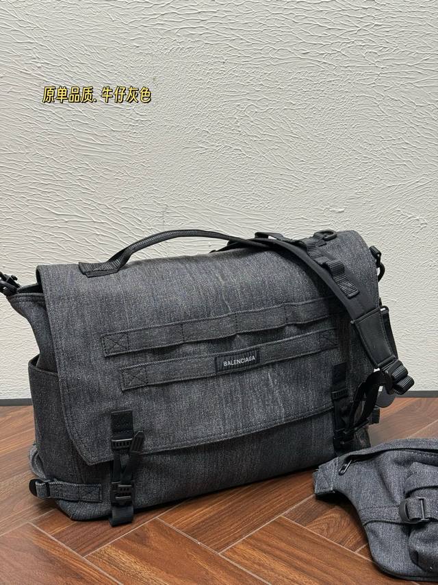 390大号Balenciaga巴黎世家 原单品质徽标贴片正面贴袋 单肩斜挎 邮差包男女同款情侣款 原单牛仔灰色和姐妹一起背 太哇塞啦尺寸：40X34Cm
