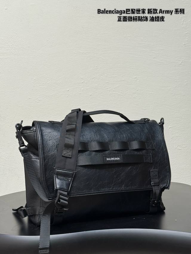 390Balenciaga巴黎世家 新款Army 系列正面徽标贴饰细纹 单肩斜挎包 旅行包机场大包 男女同款情侣款 和姐妹一起背 太哇塞啦尺寸:40X33Cm