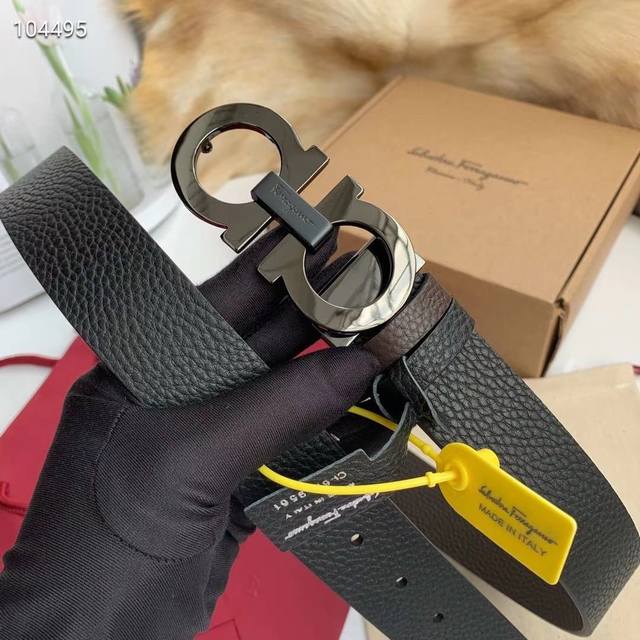 390 菲拉格慕 新款Ferragamo皮带精选头层牛皮制成，呈现细腻的纹理；采用双面双色设计，灵活百搭且风格酷飒，彰显潮流风范。两面呈现不同色彩，演绎多变穿搭