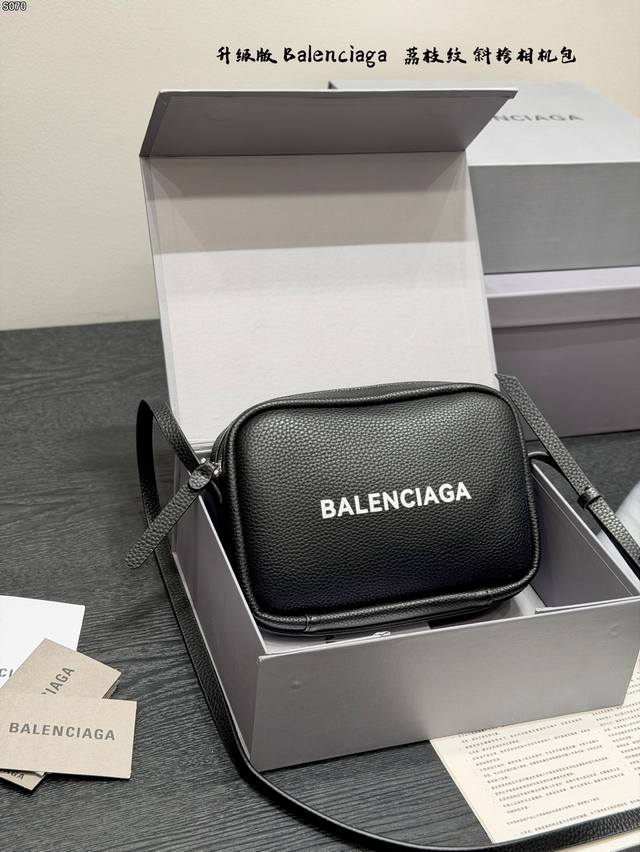 p200 折叠盒升级版巴黎世家Balenciaga 相机包小方包 这款包包看着小 但容量却不小 日常所需都够用 手感软软的 自重轻 款式百搭不过时 男女同款！尺