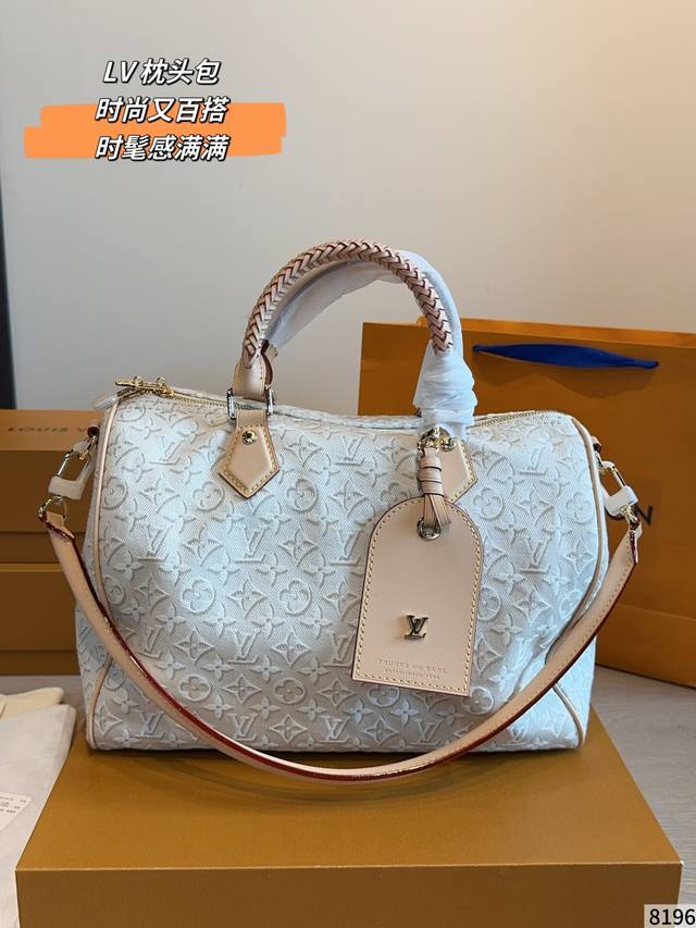 p360Lv Speedy枕头包 白色提花款 Lv Speedy枕头包，白色Monogram EmblèMe提花帆布+牛皮饰边，简约优雅又超有辨识度。经典枕头包