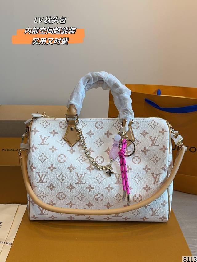 p360Lv Speedy Soft 30沙丘色手袋Lv Speedy Soft 30沙丘色手袋，经典Monogram帆布+柔软牛皮饰边，简约又奢华。大容量，通