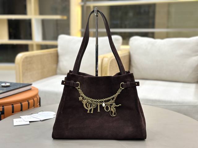 大号1590 伊家 新品Charms 麂皮Hobo包!Chloe Charms系列麂皮Hobo包,柔软麂皮材质,触感细腻,超有秋冬氛围感。金属链条+吊饰设计,品 大号1590 伊家 新品Charms 麂皮Hobo包!Chloe Charms系列麂皮Hobo包,柔软麂皮材质,触感细腻,超有秋冬氛围感。金属链条+吊饰设计,品