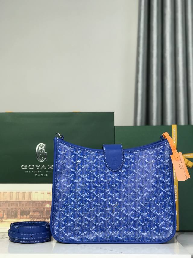 1270Goyard戈雅 新品 Musette斜挎包是一款用途广泛的日常伴侣。它既优雅又随性，兼具挺括的廓形，轻盈的质感与充裕的容量。得益于可调节的皮革肩带这彰