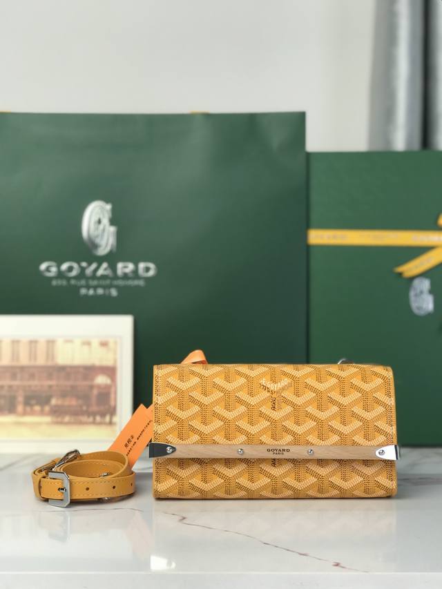 1040Goyard戈雅 新品 Monte-Carl迷你手拿包再次诠释了一些Goyard标志性行李箱的特征，例如木条、角托和行李箱的铆钉。它被设计为一款手拿包，