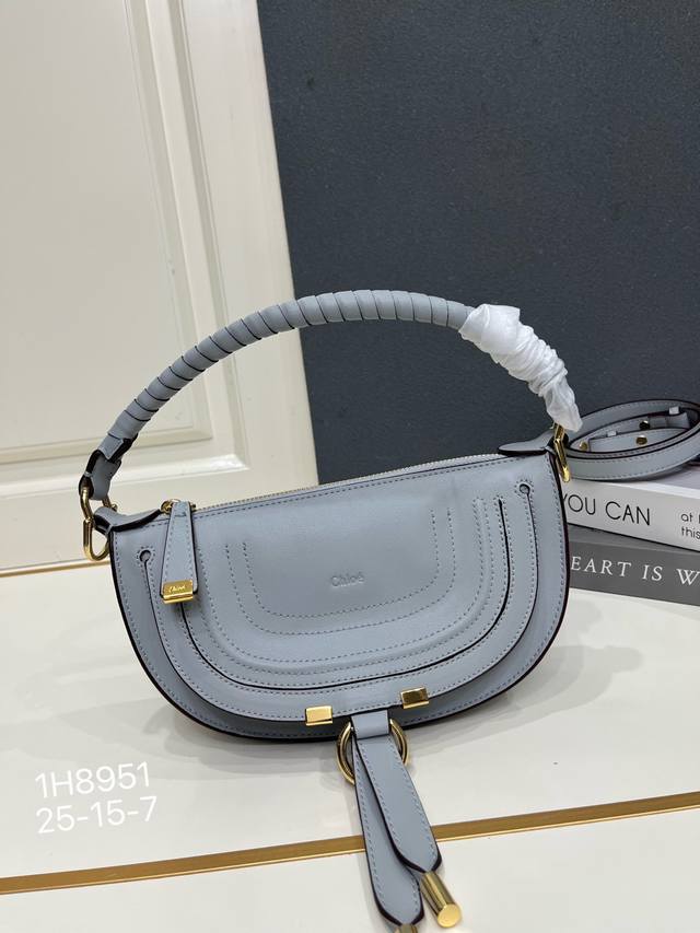 640¥p 配礼盒,新款原单品质 爆款无疑#Chloe 克洛伊,可调节长短,牛皮材料,容量大,明星同款,型号1H8951# 尺寸:25X15X7Cm 640¥p 配礼盒,新款原单品质 爆款无疑#Chloe 克洛伊,可调节长短,牛皮材料,容量大,明星同款,型号1H8951# 尺寸:25X15X7Cm
