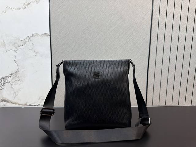 p230 Givenchy 纪梵希压花男士单肩包 斜挎包 实物拍摄 经典百搭 27 X 23 Cm