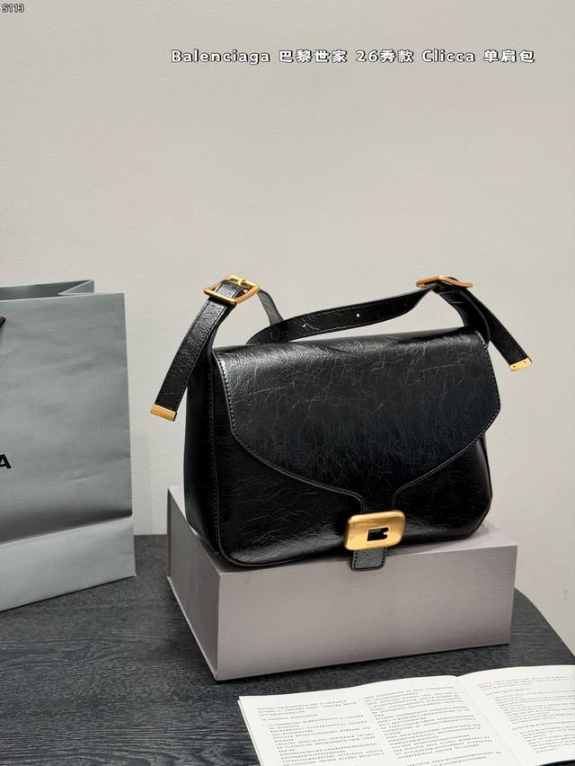 p340 礼盒包装尺寸28.20巴黎世家Balenciaga Clicca单肩包腋下包嘿嘿 背一次真滴要夸一次看起来泰轻奢贵气一只小方包上身真滴很百搭容量适中