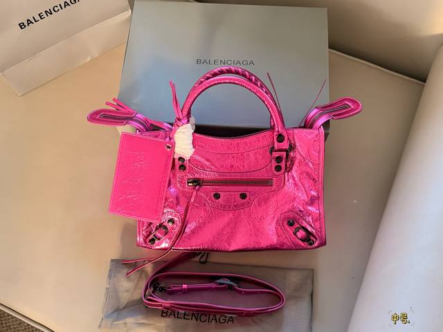 p350p360p380 配盒 头层牛皮Size：24*15Cm 小号 30*28Cm 中号 38*24Cm 大号 Balenciaga 机车包也太好背了叭 最