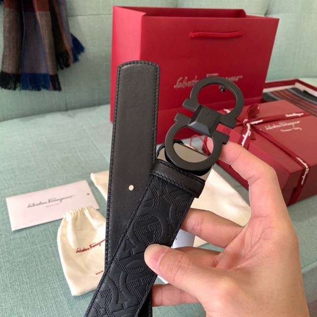 390男士质感腰带｜菲拉格慕彰显气质的单品，原单精致8字金属扣，每一处细节处理相当到位，触觉上舒适细腻，再配上头层牛皮双面不同纹理带身，搭配服饰绝绝子。3.5C