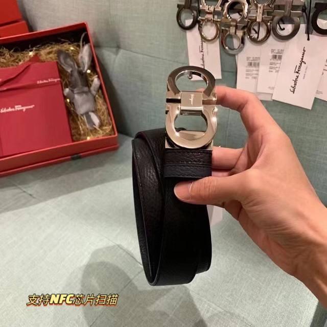 390首选Ferragamo菲拉格慕 皮带将摩登设计与精湛的手工技艺完美结合；打造出风格华贵典雅，黑配蓝色实用性和款式并重；3.5Cm宽 搭配最新原版真空电镀五