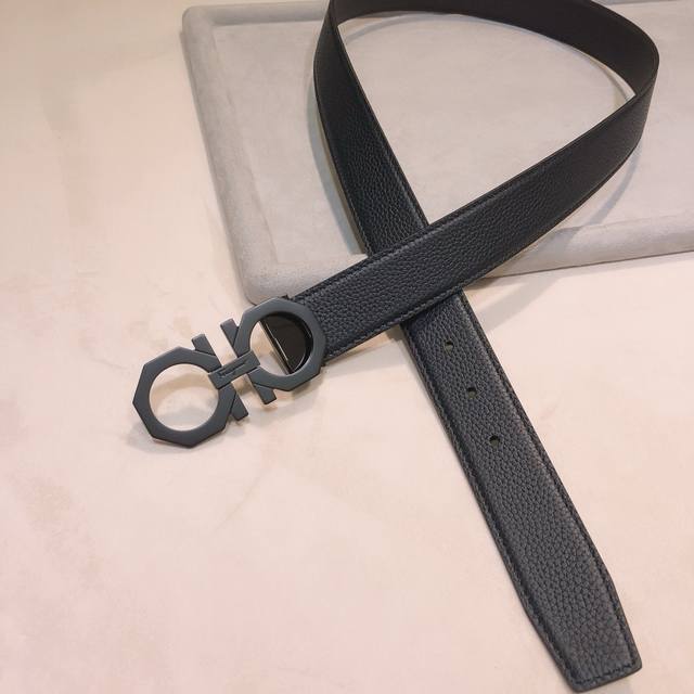 390 菲拉格慕 新款Ferragamo皮带精选头层牛皮制成，呈现细腻的纹理；采用双面双色设计，灵活百搭且风格酷飒，彰显潮流风范。两面呈现不同色彩，演绎多变穿搭