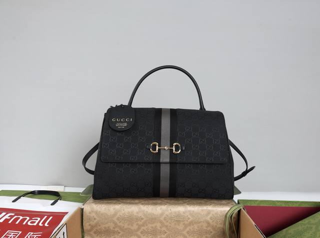 700进口皮 简介：系列深入探索品牌的典藏元素，将不同年代的设计融合成一种美学叙事。这款款式以手提包设计向品牌标志性的Horsebit和Web致敬，采用标志性