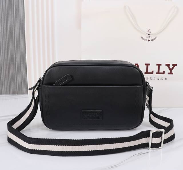390 Bally巴利男士斜挎 Size:27X8X18Cm 头层牛皮制作，定制五金配件，拉链开合既方便实用又增加安全感。正面饰有品牌Logo，背带为品牌标志性