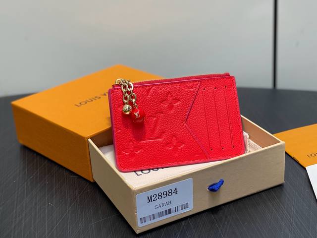 p250 原单精品 M28984红色 花卉 全皮压花单拉链卡包 Romy 卡夹 M28984 红色 花卉 M28985 小鸡黄 精致的细节很有魅力，以本季特有的